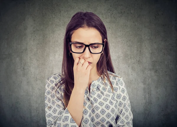 Nerveuze Vrouw Nagels Bijten Neerkijkt Onzeker Gevoel — Stockfoto