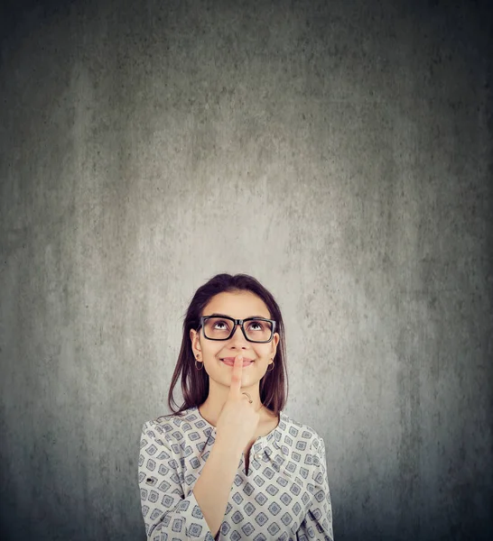 Bonito Jovem Mulher Pensando Olhando Para Cima Sorrindo — Fotografia de Stock