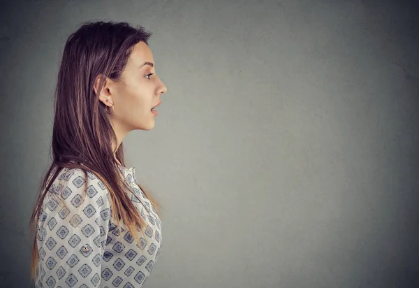 Profiel Van Een Jonge Vrouw Met Open Mond — Stockfoto