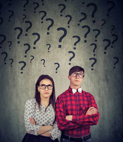 Junger Mann Und Frau Mit Brille Die Hände Über Dem — Stockfoto