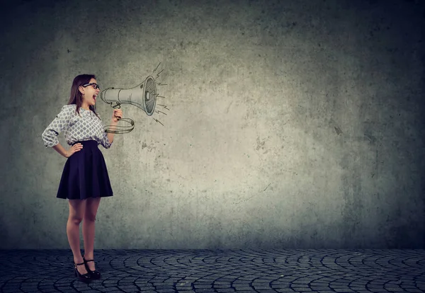 Vista Lateral Niña Gritando Anunciando Noticias Con Megáfono Contra Pared — Foto de Stock