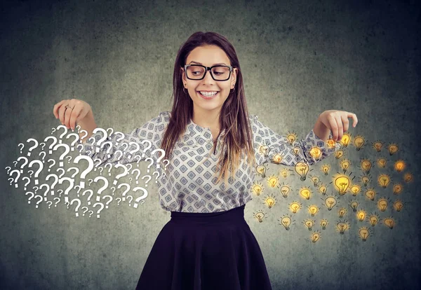 Happy Young Woman Many Questions Answers Ideas Light Bulbs Gray — Stock Photo, Image