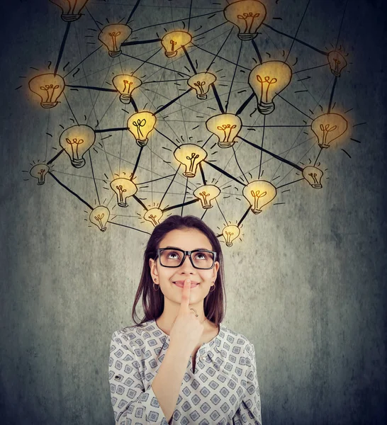 Симпатичная Женщина Очках Многими Идеями Лампочки Над Головой Глядя Изолированный — стоковое фото