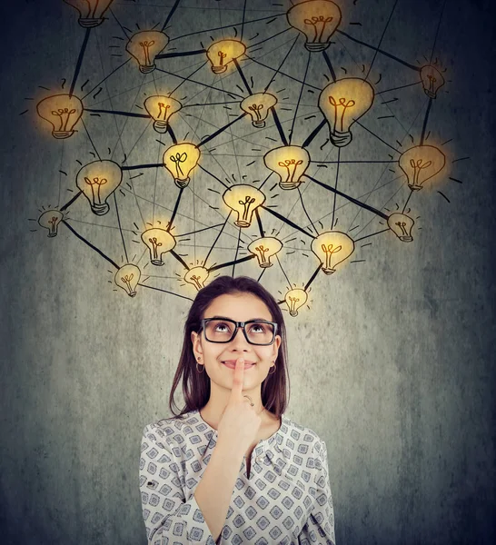 Mujer Linda Gafas Con Muchas Ideas Bombillas Por Encima Cabeza — Foto de Stock