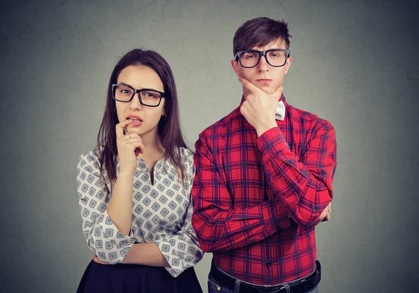 Jonge Excentrieke Man Vrouw Zoek Naar Verdachte Terwijl Staande Grijs — Stockfoto