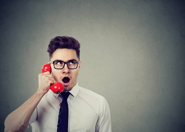 Sorprendido Joven Empresario Sorprendido Hablando Por Teléfono Rojo — Foto de Stock