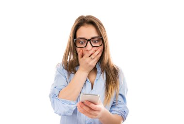Süper hayran ve şok haber Smartphone cep telefonu ile izlemek ve ağız kapsayan süre seyir gözlüklü genç casual kadın