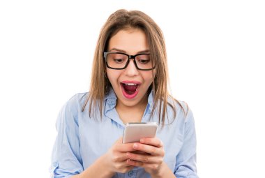 Smartphone vasıl arıyorsunuz ve beyaz arka plan üzerinde izole şok haber okuma bardaklarda parlak sürpriz genç kadın