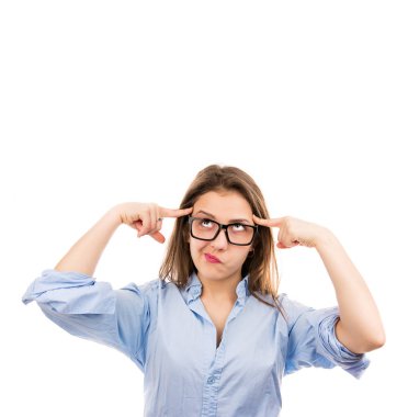 Parmak tapınak üzerinde tutarak ve izole üzerinde beyaz arka plan bakarak sorun konsantre genç casual kadın