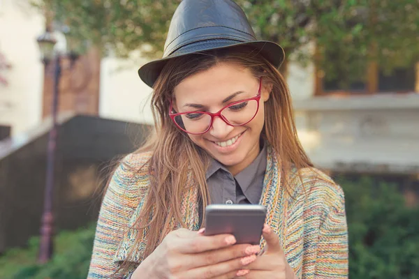 Moderna Mujer Hipster Moda Sombrero Gafas Charlando Través Teléfono Inteligente —  Fotos de Stock