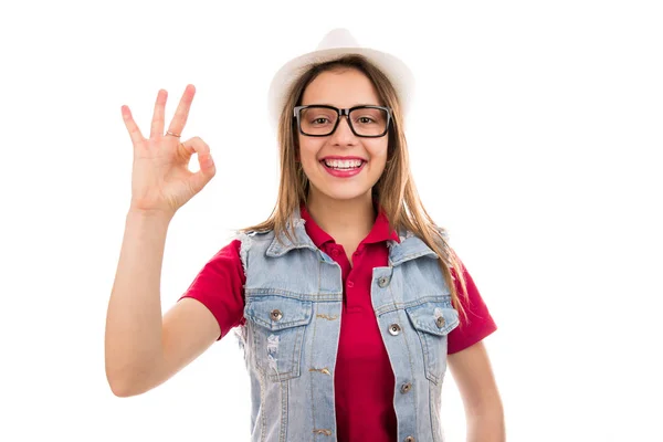 Feliz Joven Adolescente Mujer Gafas Sombrero Mostrando Gesto Cámara Sonriendo — Foto de Stock