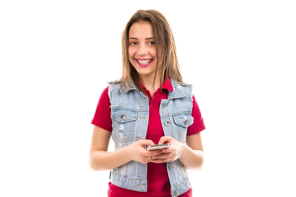 Zadowolony Młoda Kobieta Dżinsowym Gospodarstwa Przy Użyciu Smartfona Podczas Szczęście — Zdjęcie stockowe