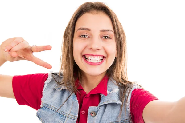 Ładna Kobieta Szczęśliwy Kurtka Dżinsowa Wyświetlono Dwa Palce Uśmiecha Się — Zdjęcie stockowe