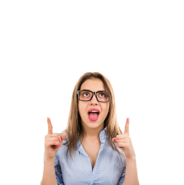 新しいアイデアを明らかにし 白い背景の上に興奮の指で上向きのメガネの若いスマート女性 — ストック写真