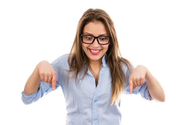 Młode Uśmiechnięte Podekscytowany Kobietę Okularach Koszula Skierowana Dół Palcami Wyglądający — Zdjęcie stockowe