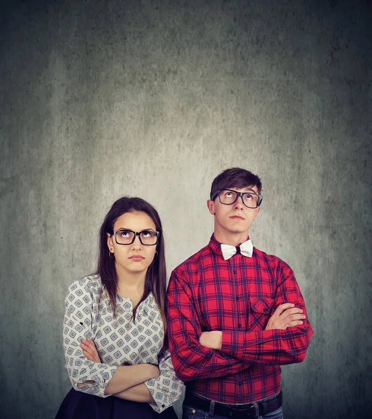 Junger Mann Und Frau Mit Brille Die Hände Verschränkt Mürrisch — Stockfoto