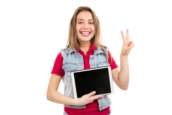 Mujer Joven Con Estilo Mostrando Dos Dedos Mientras Demuestra Tableta —  Fotos de Stock