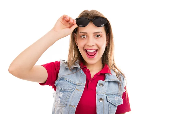 Joven Mujer Bonita Alegre Gafas Sol Chaleco Mezclilla Mirando Felizmente — Foto de Stock