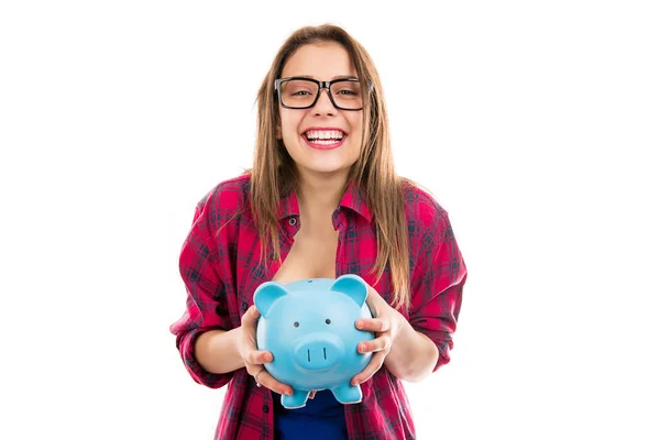 Junge Glückliche Teenagerin Mit Brille Hält Blaues Sparschwein Mit Ersparnissen — Stockfoto