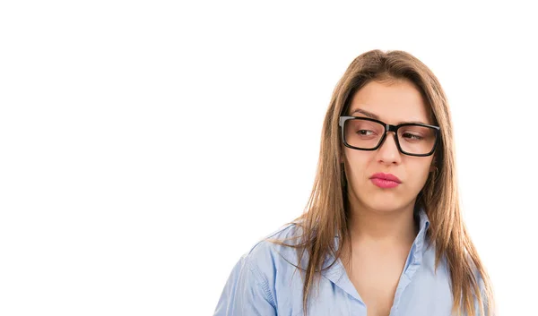 Joven Mujer Dudosa Gafas Mirando Hacia Otro Lado Con Celos — Foto de Stock