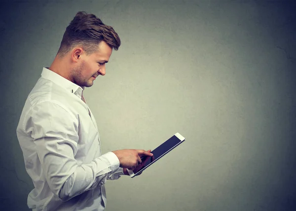 Conteúdo Casual Guy White Shirt Browsing Modern Tablet Enjoying New — Fotografia de Stock