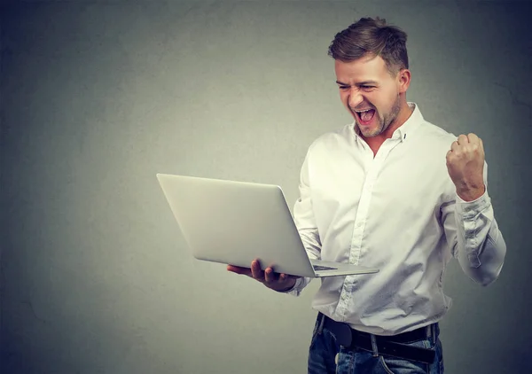 Aufgeregter Junger Mann Mit Laptop Feiert Erfolg — Stockfoto