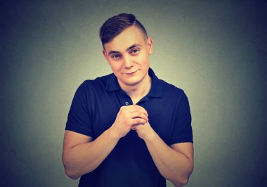Gri arka plan üzerine özür kamerada bakarak suçluluk genç casual adam