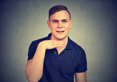 Kızgın delikanlı kameraya olumsuz bakarken kaba ve kadar alaycı olmak