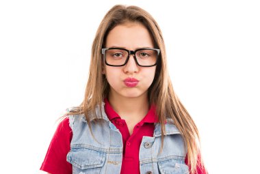 Beyaz arka plan üzerinde izole anlaşmazlık mutsuz ve şişirme yanakları seyir gözlüklü genç huysuz kadın