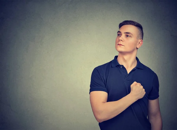 Casual Hombre Determinado Sosteniendo Mano Pecho Siendo Orgulloso Mirando Hacia — Foto de Stock