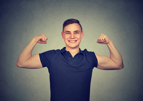 Boldog Alkalmas Fiatal Férfi Mutatja Bicepsz Mosolyogva Izgatott Sikerrel Kamera — Stock Fotó
