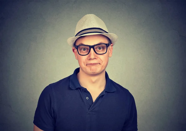 Genç Nerd Adam Gözlük Şapka Eksantrik Yüz Ifadesi Kameraya Bakarak — Stok fotoğraf