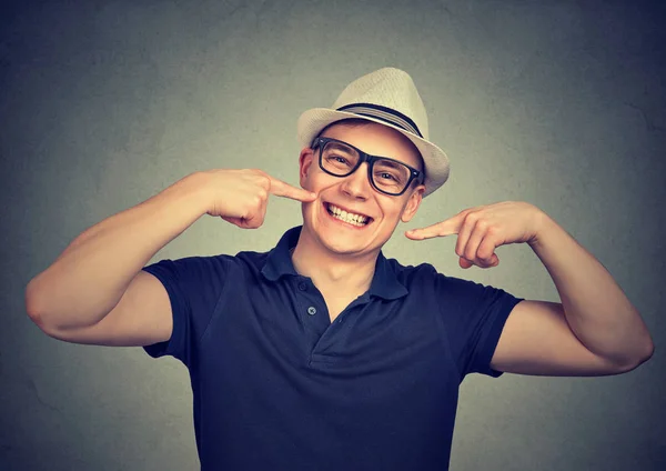 Joven Hombre Con Estilo Sombrero Gafas Apuntando Los Dientes Blancos — Foto de Stock