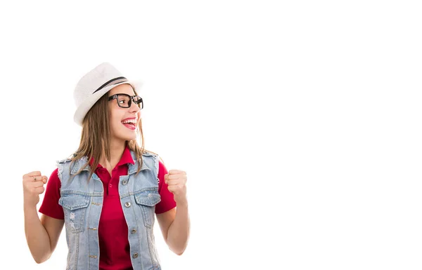 Mujer Joven Casual Sombrero Gafas Con Los Puños Arriba Gritando — Foto de Stock