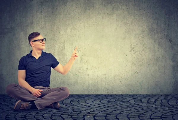 Casual Jongeman Glazen Zittend Grijze Achtergrond Omhoog Glimlachen — Stockfoto