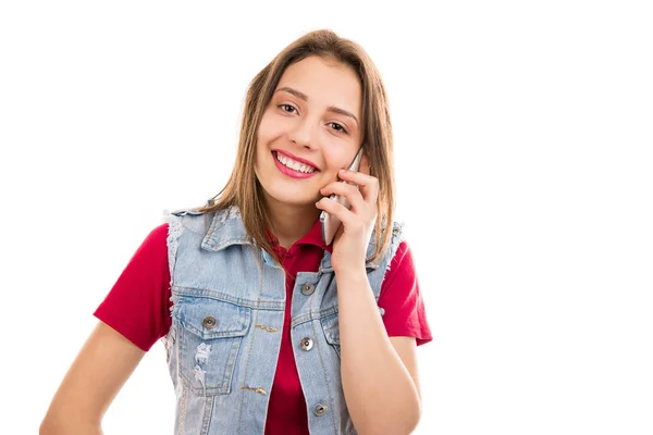 Młoda Kobieta Nastoletnich Drelichu Kamizelki Uśmiecha Się Kamery Rozmowy Telefon — Zdjęcie stockowe