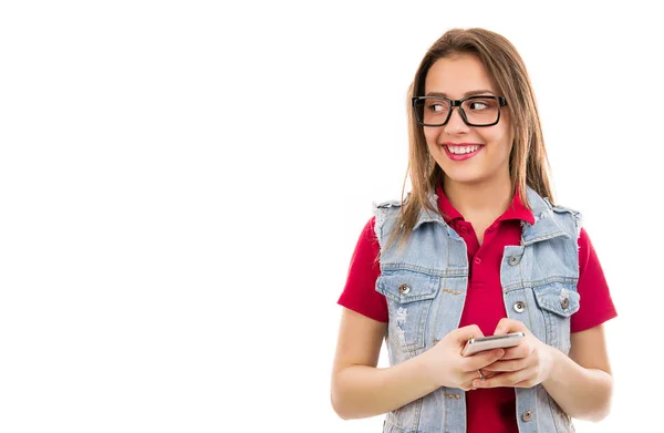 Giovane Donna Civettuola Occhiali Che Chatta Sms Utilizzando Smartphone Distogliendo — Foto Stock