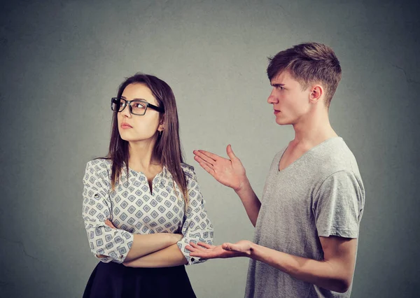 Jovem Mulher Olhando Ofendido Discutir Com Homem Mal Entendido Fundo — Fotografia de Stock