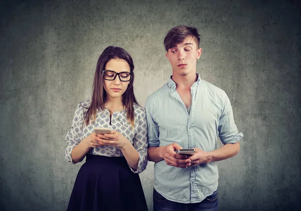 Giovane Uomo Donna Guardando Sbirciando Negli Smartphone Gli Uni Degli — Foto Stock