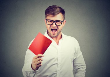 Hayal kırıklığı içinde çığlık ve kırmızı ceza kartı gösteren gözlük kızgın genç iş adamı. 