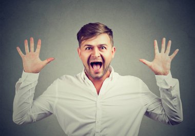 Beyaz gömlekli elleriyle çığlık süper etkilendim ve sürpriz arıyor genç adam kameraya kaldırdı