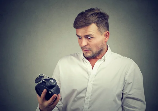 Hombre Joven Camisa Formal Mirando Despertador Con Miedo Llegar Tarde — Foto de Stock