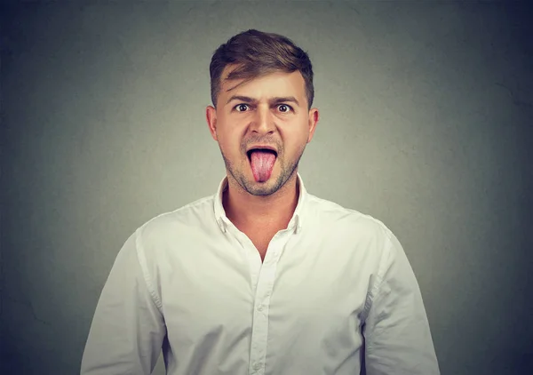 Retrato Cerca Hombre Que Saca Lengua Aislado Sobre Fondo Gris — Foto de Stock