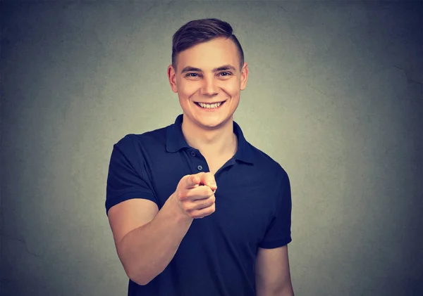 Alegre Hombre Casual Sonriendo Apuntando Cámara Haciendo Elección Sobre Fondo —  Fotos de Stock