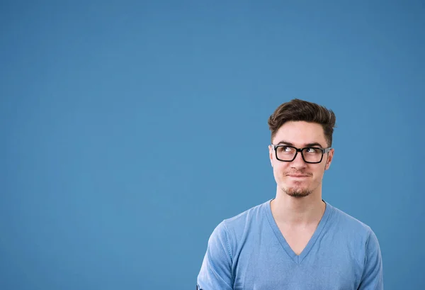 Joven Hombre Casual Gafas Mirando Hacia Arriba Maravilla Haciendo Plan — Foto de Stock