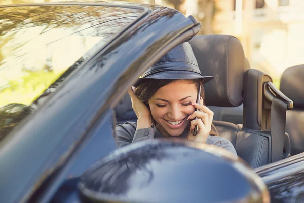 Mujer Joven Elegante Sentado Coche Convertible Moderno Hablando Teléfono Inteligente — Foto de Stock