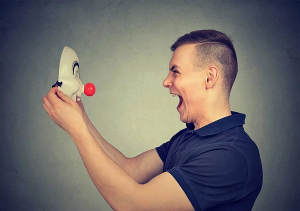 Vista Laterale Dell Uomo Casuale Che Urla Guarda Maschera Clown — Foto Stock