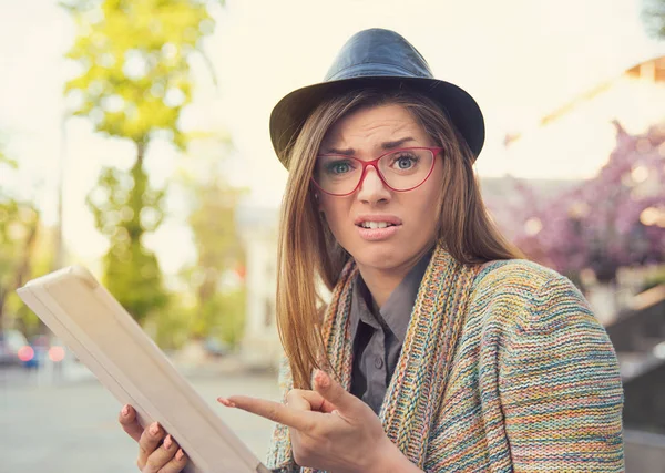 Mulher Jovem Hipster Chapéu Óculos Segurando Tablet Rua Olhando Estressado — Fotografia de Stock