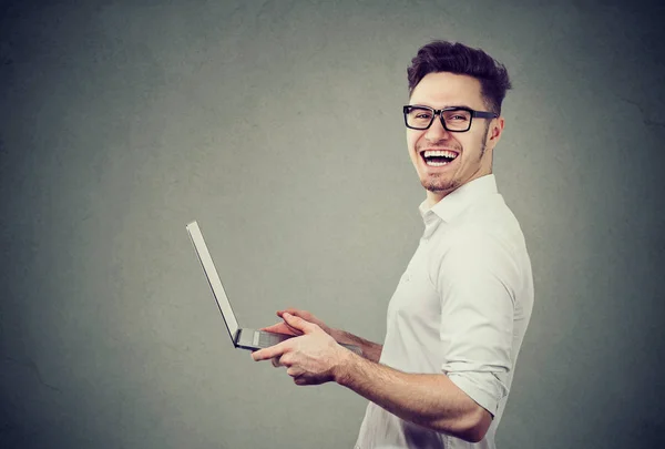 Vista Lateral Homem Adulto Feliz Óculos Camisa Branca Segurando Laptop — Fotografia de Stock