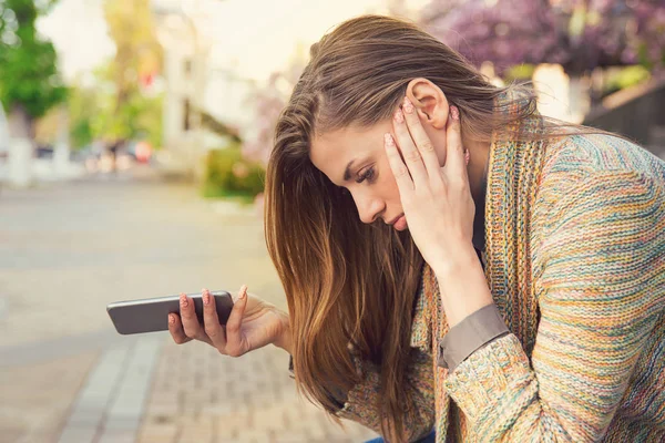 Sidovy Ung Kvinna Håller Telefonen Och Ser Nöjd Med Upplösningen — Stockfoto